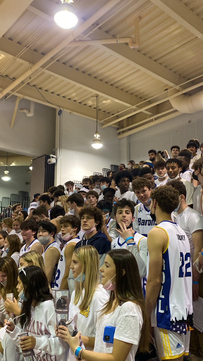 10 minutes to tipoff and the stands are packed. #ronsby90