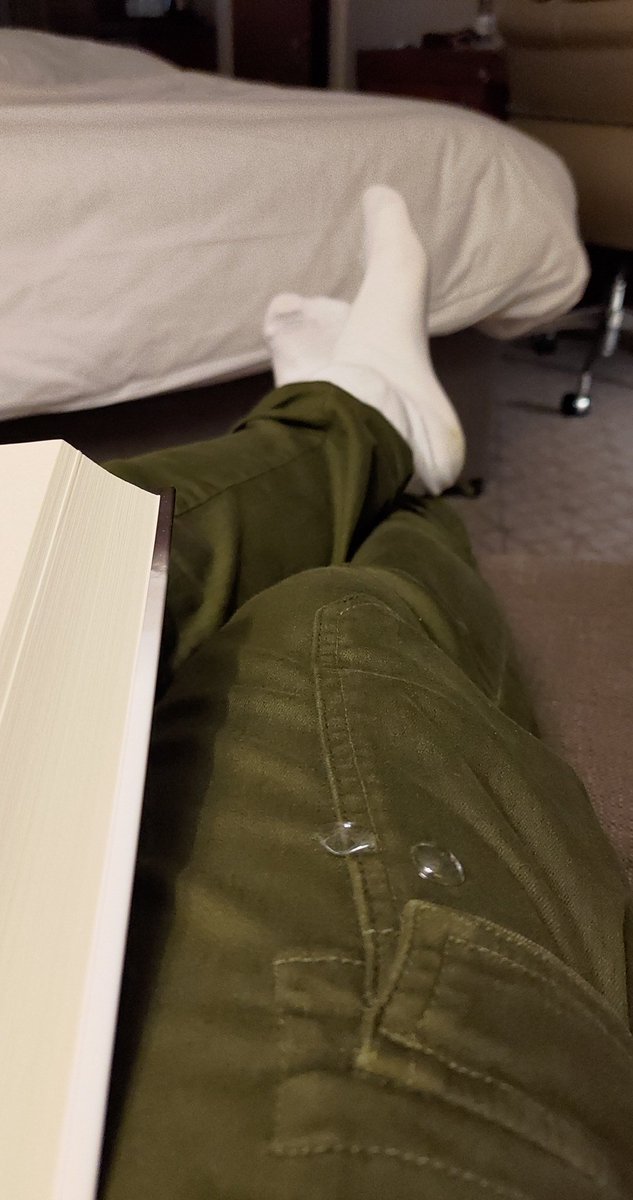 RasmusAnker's tweet photo. Endagslinsene har gjort jobben. I 2,5 døgn. Sokkene gjenbrukes i morgen, bukse+skjorte likeså. T-skjorta er kastet og trusa vrengt to ganger før kassering. Takk #sas for tre deilige dager i London - uten bagasje. Dukker nok opp i morgen tidlig så vi rekker å slepe den med hjem. https://t.co/sQqq8yAWN4