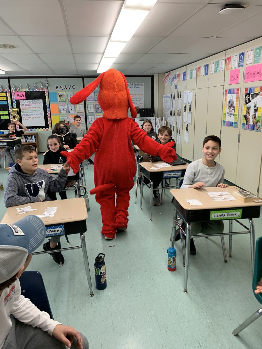 Willard_School's tweet photo. Can you think of a better way to kick off Read Across America Week and celebrate reading than with a  character dress-up day and a visit from Clifford The Big Red Dog? What a fun day! We❤️reading! @lgjerpen
@ErinKMcGurk #WillardPride #WillardPTO
#BerlinReads https://t.co/M2n3o4Ceab