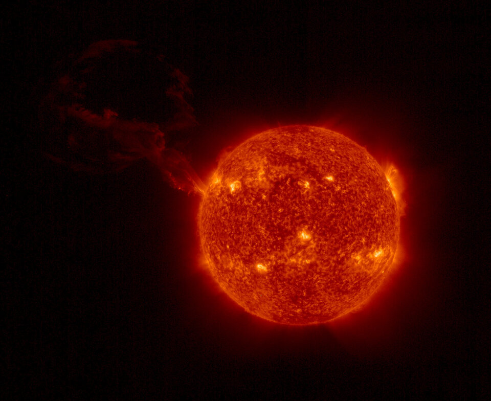 _GlobalCrisis_'s tweet photo. Massive #solar #eruption was observed by @NASASolarSystem &amp; @esa where #sun released serious amount of solar #flare that bursted away from planet #Earth
#GlobalCrisis #ScienceTwitter #space 

Readmore:
▶️https://t.co/aqFRbgG7QH https://t.co/8f7p1hcznT