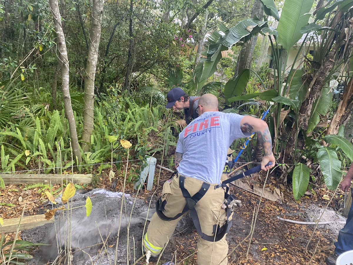 scfdpio's tweet photo. Gas line hit while fence was being dug in backyard at residential property on Clearn Ct. in Winter Springs. SCFD Squad 2 stopped in less than 10 min on scene & squeezed gas line. Gas company notified and on scene. Strong work Squad 2 & Engine 24. #InSquadWeTrust #SCFDGetsItDone https://t.co/HGEpaBNP1b