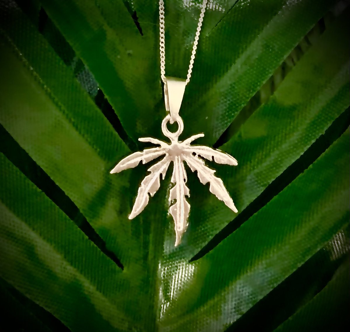 925 Sterling Silver Leaf Pendant &amp; Necklace. Only £14.99!!!
