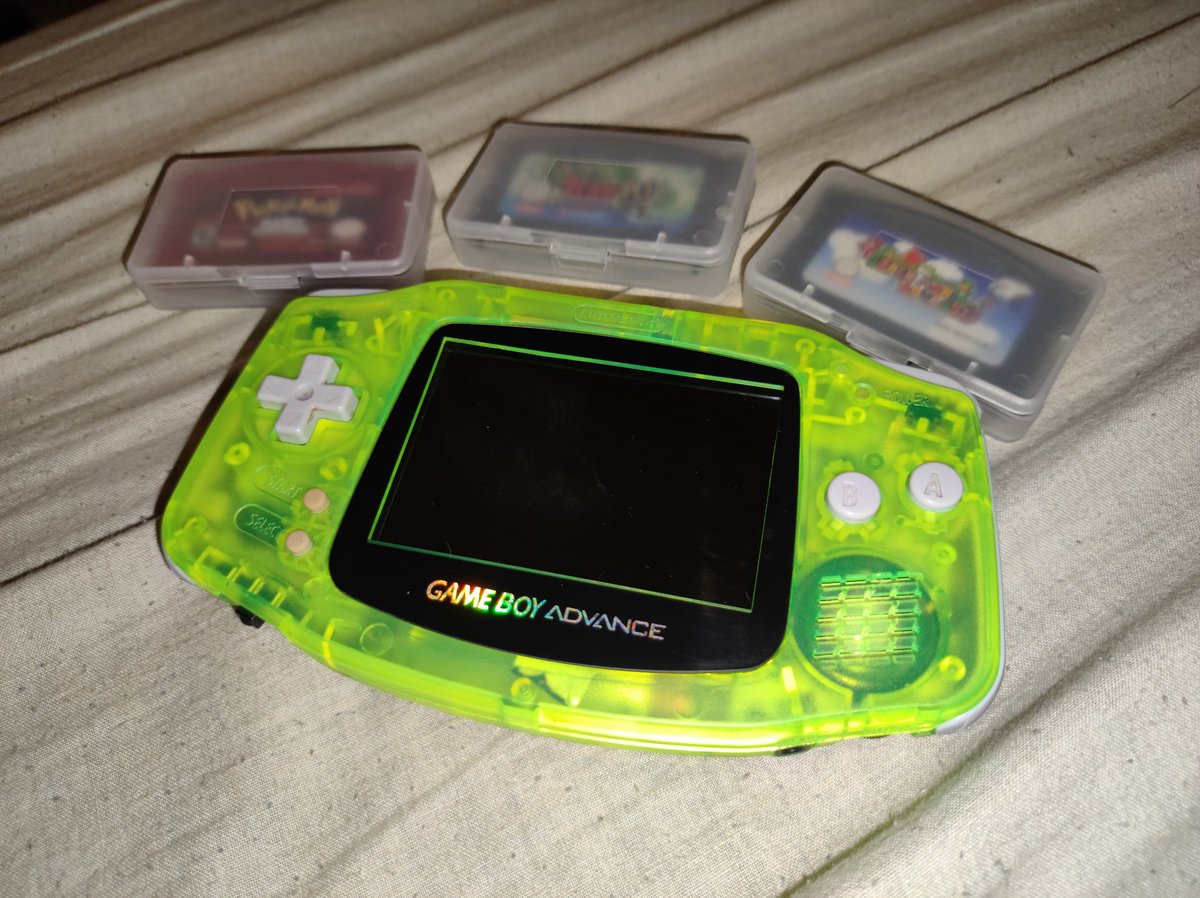 Algunas de las mentes más célebres del #retro citan que lo antiguo es mejor no tocarlo y guardarlo en un trozo de plástico... Yo pienso que restaurarlo y volverlo a utilizar es mejor no!?😈💜

Mi #GBA 2022.