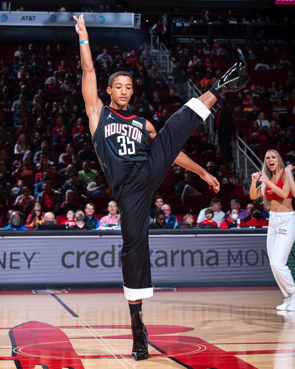 the_onlyharper's tweet photo. Closed out #BlackHistoryMonth last night shooting the first basket for the @HoustonRockets and was celebrated for my achievements in The Arts &amp; Entertainment 🤎 https://t.co/uchmq9Lr7c