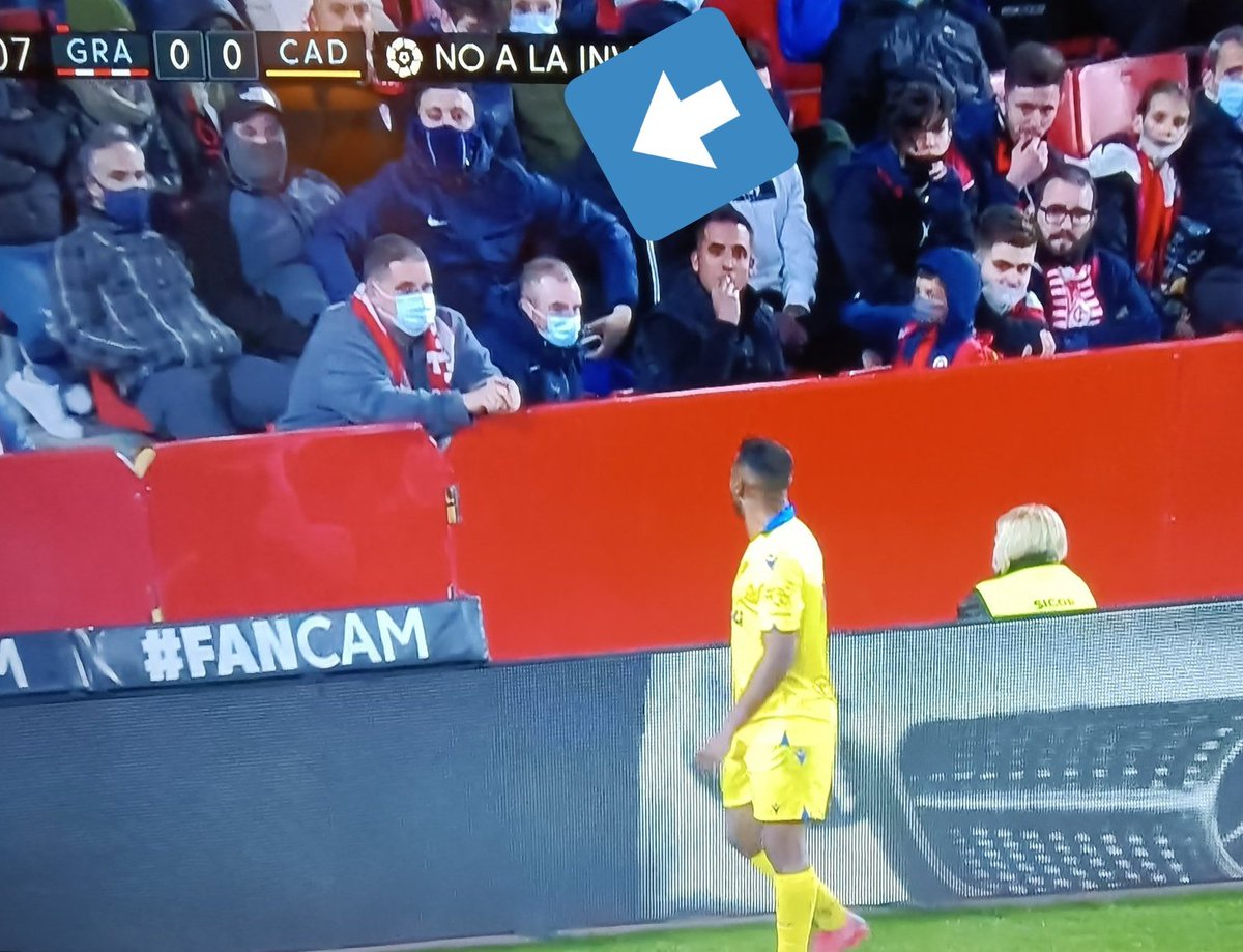 salva_moya's tweet photo. El Llagostera expulsó a su "aficionada", el @FCBarcelona la suspendió como empleada y por primera vez que en España se juega a puerta cerrada un partido por un gesto racista. Hoy lo sufrió @carlosakapo en Los Cármenes. @GranadaCF - @Cadiz_CF #SinOdio #CatchingHateOffside https://t.co/JCvwwmgIqB