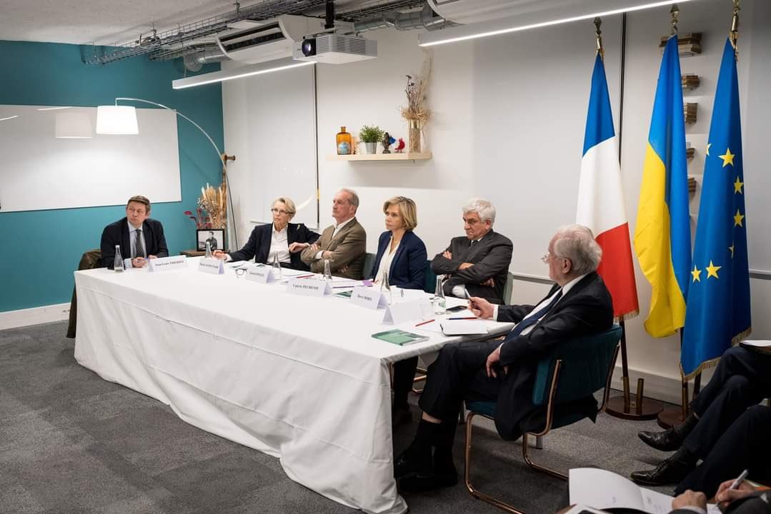 - Nous allons envoyer de l'aide humanitaire à l'Ukraine avec les moyens du parti. De quoi disposons-nous ?

- Il reste un pack de Fanta, deux paquets chips, et un saucisson entamé