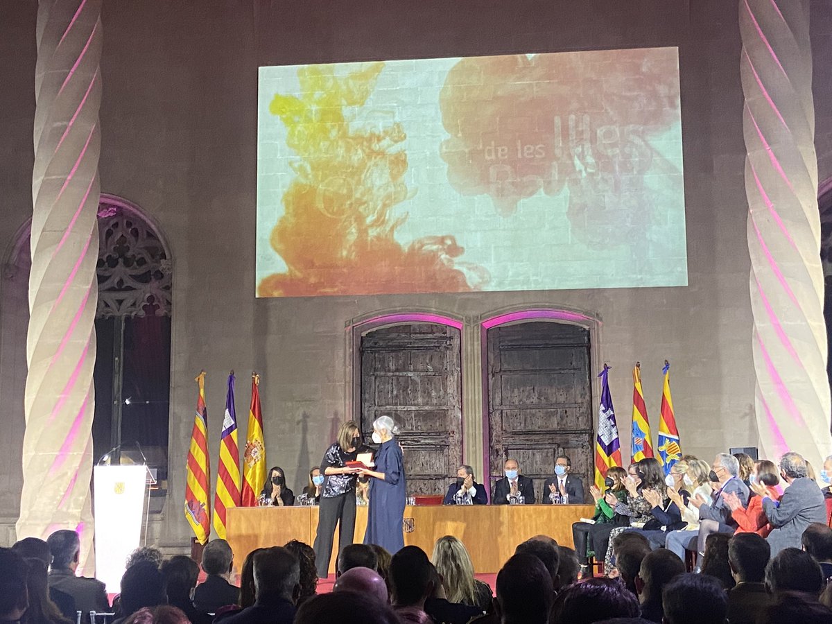 Elena Ruiz, directora del <a href="/MACEeivissa/">Museu MACE Eivissa</a>, recull el premi Ramon Llull otorgat a Isabel Echarri, artista molt vinculada al museu i resident a Formentera.