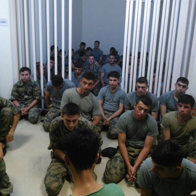 Askeri öğrenciler, sadece kendilerine verilen emri uyguladıkları için 5 yıl, 7 aydır cezavindeler. Yarın yeniden yargılanacakları duruşmaları var. Askeri öğrenciler masumdur ve bu haksız esaretleri son bulmalıdır.

ÖğrenciyeBeraat Verilsin
TümMuhalifler Birleşin