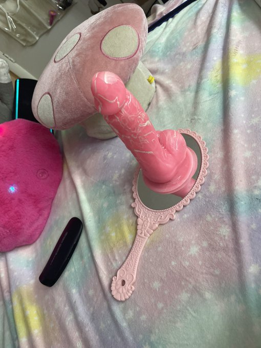 I don&rsquo;t need a dildo mount I have a pink princess mirror from dollar tree 💖 https://t.co/N9nsqlu9SP