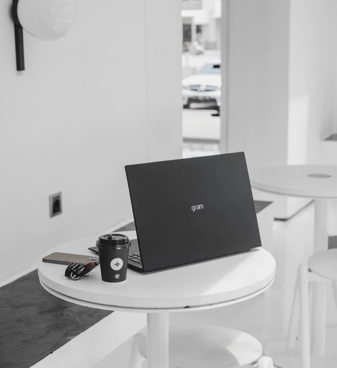 LGGulf's tweet photo. Desk setup for productivity 😎
📷 : @edwinyg

#LGgram #17Z90P #16Z90P
#14Z90P #laptop #lightweighted #slim
#portable #mediaprosumer
#businessprofessionals #tech #techgadget
#work #WFH #workanywhere #productivity
#productive #workingremotely
#photography https://t.co/J34ZkOSsI3