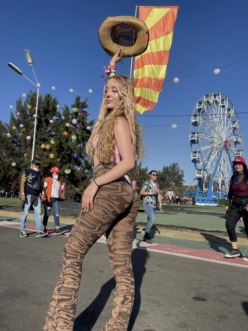 Watch M🦋G's leaked NSFW photo on TwXstars