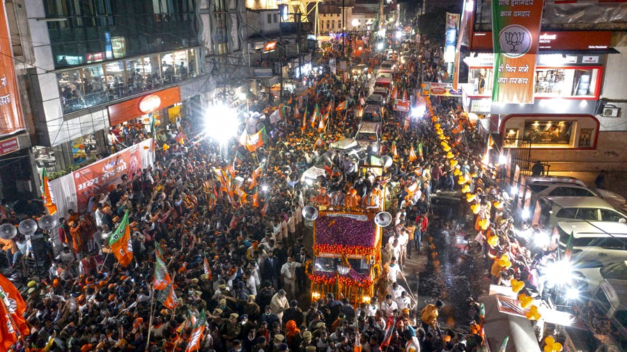 riyashakyabjpup's tweet photo. मुख्यमंत्री श्री @myogiadityanath की गोरखपुर में आयोजित रोड शो में उमड़ा ये जनसैलाब यूपी में फिर एक बार कमल खिलाने को तैयार है।

#पूर्वांचल_में_कमल 
@myogiadityanath https://t.co/a1aFYcfdyJ