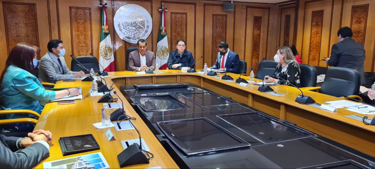 LuisMendozaBJ's tweet photo. La transparencia y rendición de cuentas es parte fundamental de la democracia. Hoy en la @Mx_Diputados recibimos los informes de las contralorías de los organismos autónomos. https://t.co/GGkTj4x2Lh