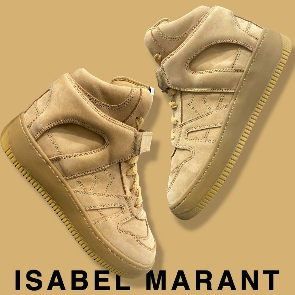 #ISABELMARANT #WOMEN SPRING/SUMMER '22

Isabel Marant fuses inspiration from the worlds of skateboarding and basketball to present the high-top Brooklee sneakers.

Price: €390

For more Isabel Marant derodeloper.com/dames/isabel-m…

#derodeloper #stylegram #ins… instagr.am/p/Cah-7O7s1G8/