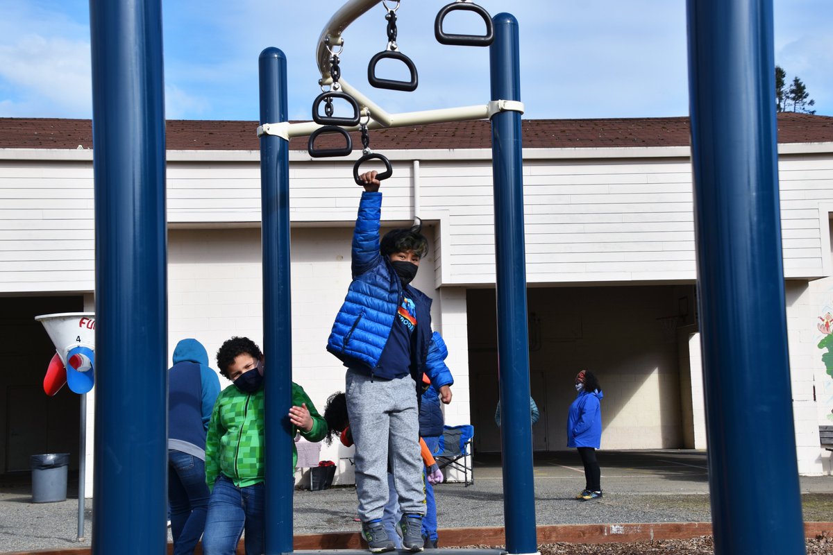 OlympiaSchools's tweet photo. Thanks to the Lincoln Elementary class of 2020 for this great new piece of playground equipment! The monkey bars were installed last week as part of a fifth grade tradition of leaving gifts for the school. 🤩🌿🌱   Lincoln Options Elementary #OSDfriends #FifthGradeProjects https://t.co/6zbtgNx8re