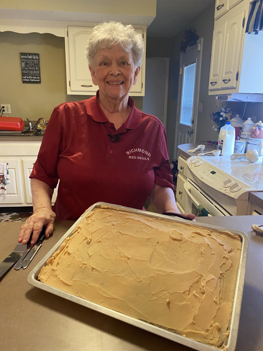OliviaRayTV's tweet photo. Tonight on @WISH_TV- we have a full half hour program previewing boys Sectional hoops!

⇨𝑷𝒍𝒖𝒔 a special story on the sweet tradition surrounding @RHSRedDevils. We go in the kitchen with Queen of @IHSAA1 hospitality rooms - meet Joanne Lawrence tonight at 6:30pm! ♕ #theZone8 https://t.co/JFmgVIzH6K