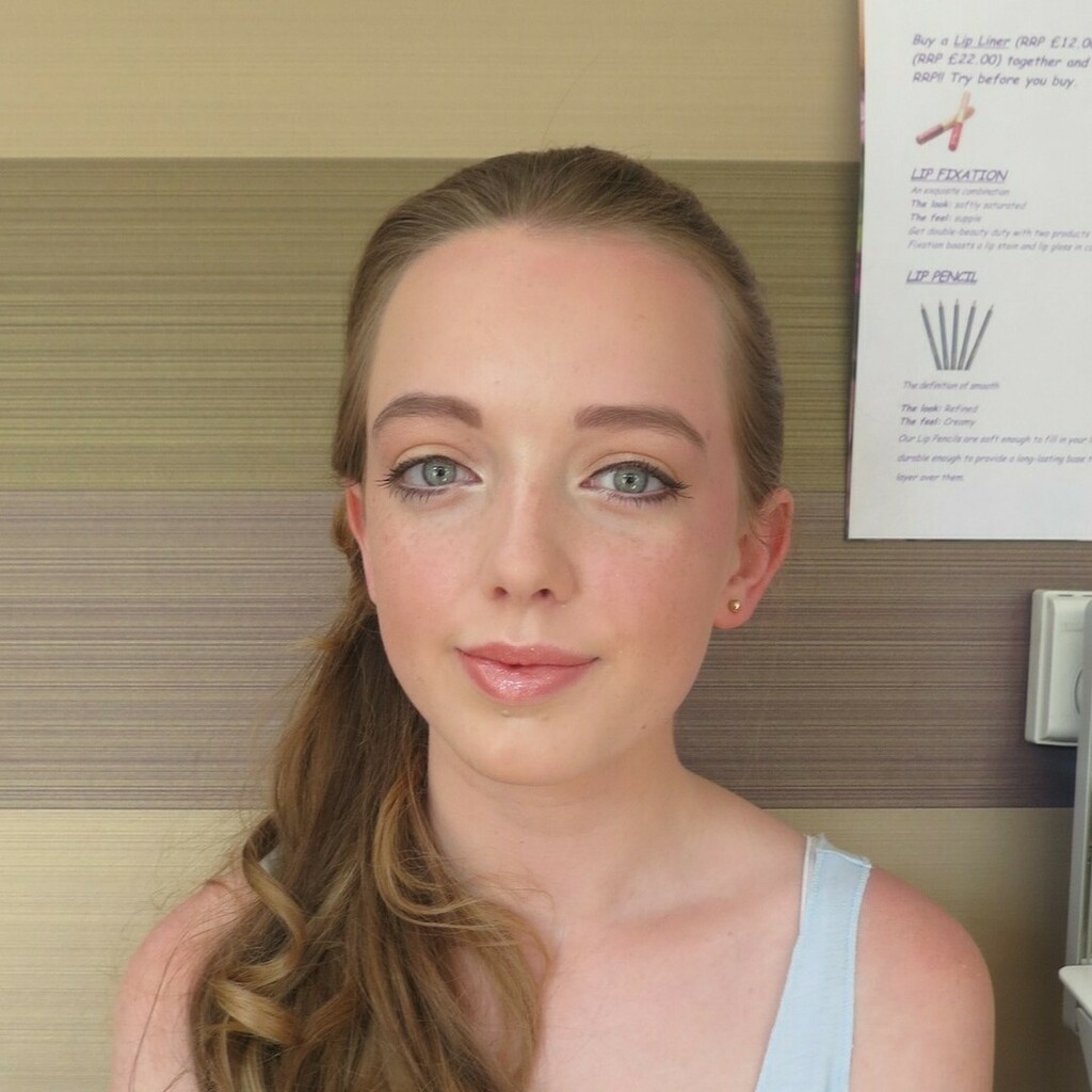 Did you know we offer Jane Iredale Makeovers with Nicola including partymake, makeup bag refresh, how to use, one-to-one lessons.

We also have some spaces for wedding makeup coming up this year. Do you like these.

Book online or call to check for more … instagr.am/p/Cah77iIo27z/