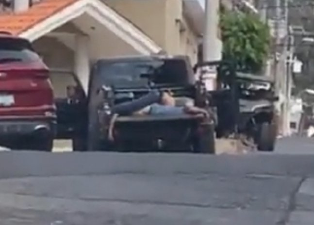 marmikomx's tweet photo. Que lamentable, ante la evidencia de un #EstadoFallido saca su clásica de #EsUnComplot no mamar. Ya hay quien señala que son grupos paramilitares como sucedió en Veracruz, que andan limpiando las zonas donde gobierna el narco que no es aliado del gobierno. @azucenau @CarlosLoret https://t.co/xtCdi2x5D4