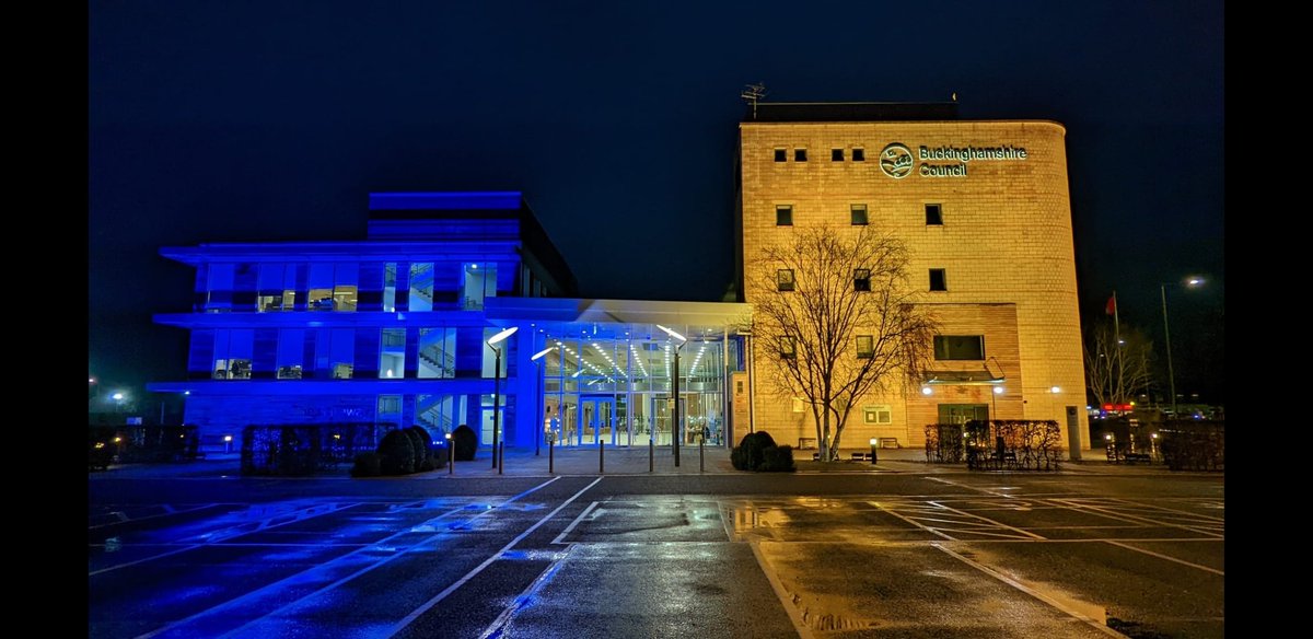Buckinghamshire Council lit in the colours of #Ukraine's flag in a show of solidarity. 

<a href="/GlxProductions/">GLXProductions</a>