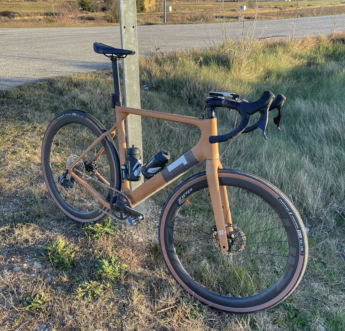RikiAbad's tweet photo. Comenzando la semana con alegría!!!
Hoy estreno de las nuevas Sidi Tiger Carbon 2.
Días como hoy da gusto salir en bici, poco viento y buena temperatura, la verdad que el mes de febrero ha sido muy anticiclónico.
#febrero #gravel #3texploro #sol #sidi #ultradistancecycling https://t.co/8Tu0MOCbcE