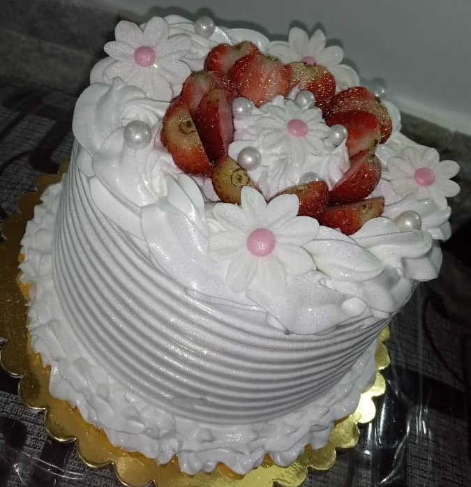 Delicioso pastel de vainilla decorada en merengue italiano