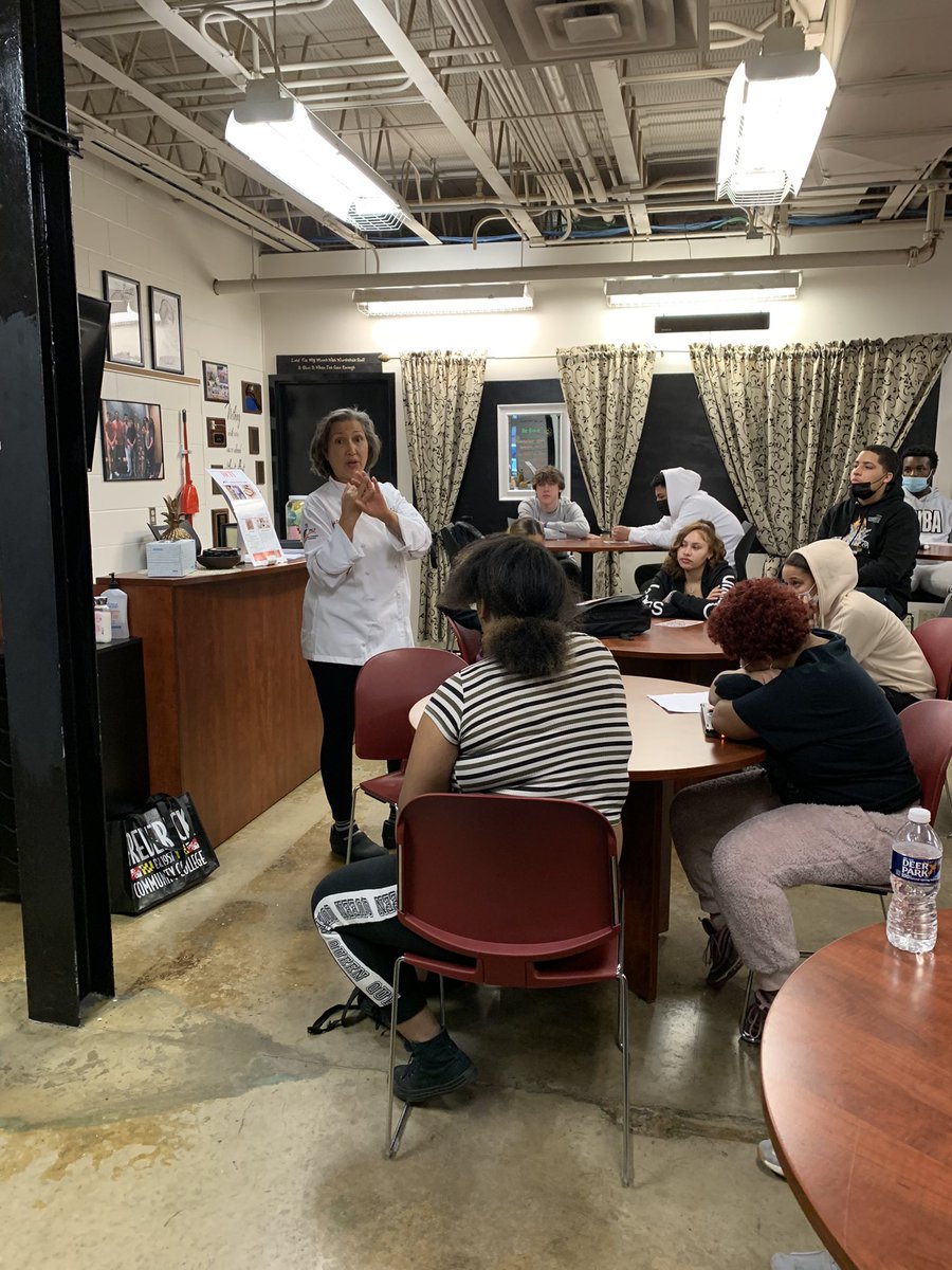 LodgeHub's tweet photo. FCC’s Elizabeth DeRose sharing the ups and downs of the hospitality industry!  @CTE_WCPS @Maryland_CTE @HubsNHHS https://t.co/P6CezlYPjt