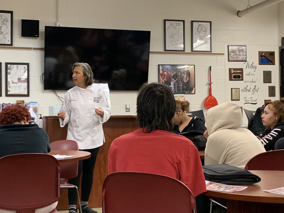 LodgeHub's tweet photo. FCC’s Elizabeth DeRose sharing the ups and downs of the hospitality industry!  @CTE_WCPS @Maryland_CTE @HubsNHHS https://t.co/P6CezlYPjt