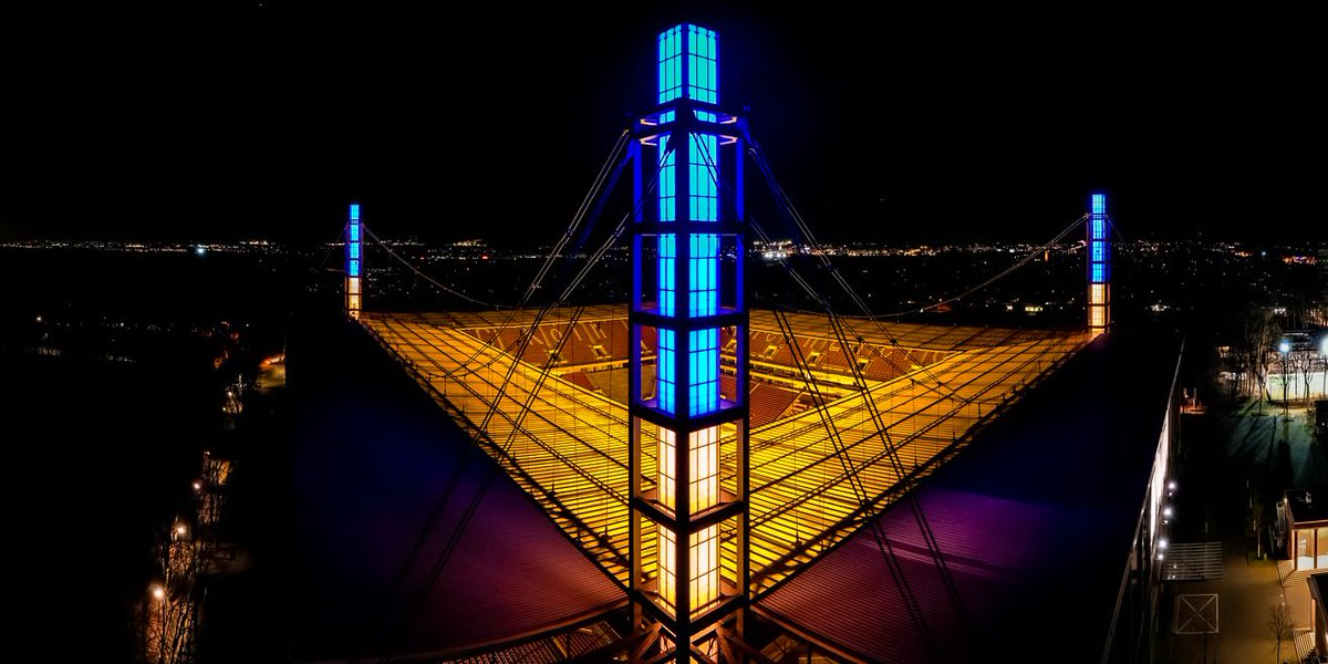 Koeln's tweet photo. Das #Köln|er @RheinEnergie-Stadion strahlt heute Abend noch einmal in blau-gelb – den Farben der Ukraine. Es ist ein weithin sichtbares Zeichen der Solidarität in unserer Stadt mit den vom Krieg betroffenen Menschen. #StandWithUkraine (📸 : Kölner Sportstätten/Fischer) https://t.co/lvaatwZxNs
