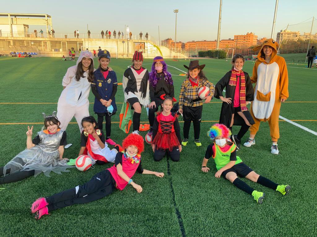 olimpicomadrid's tweet photo. ¿Quien dijo que entrenar fuese aburrido?

👉Para nuestro Benjamín hoy ha sido un entrenamiento muy divertido 😁😂

¡Así han celebrado #carnaval en el @olimpicomadrid!

#canterarosita #futfem https://t.co/hQlvmt0rd7