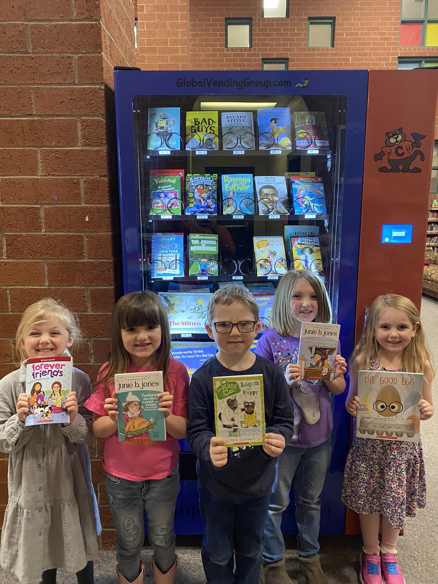 My reading challenge winners were so excited to pick a book from Inchy!!! <a href="/DCS_TN/">Dickson Co Schools</a> <a href="/CENT_Tweets/">Centennial Panthers</a> #readingrocks
