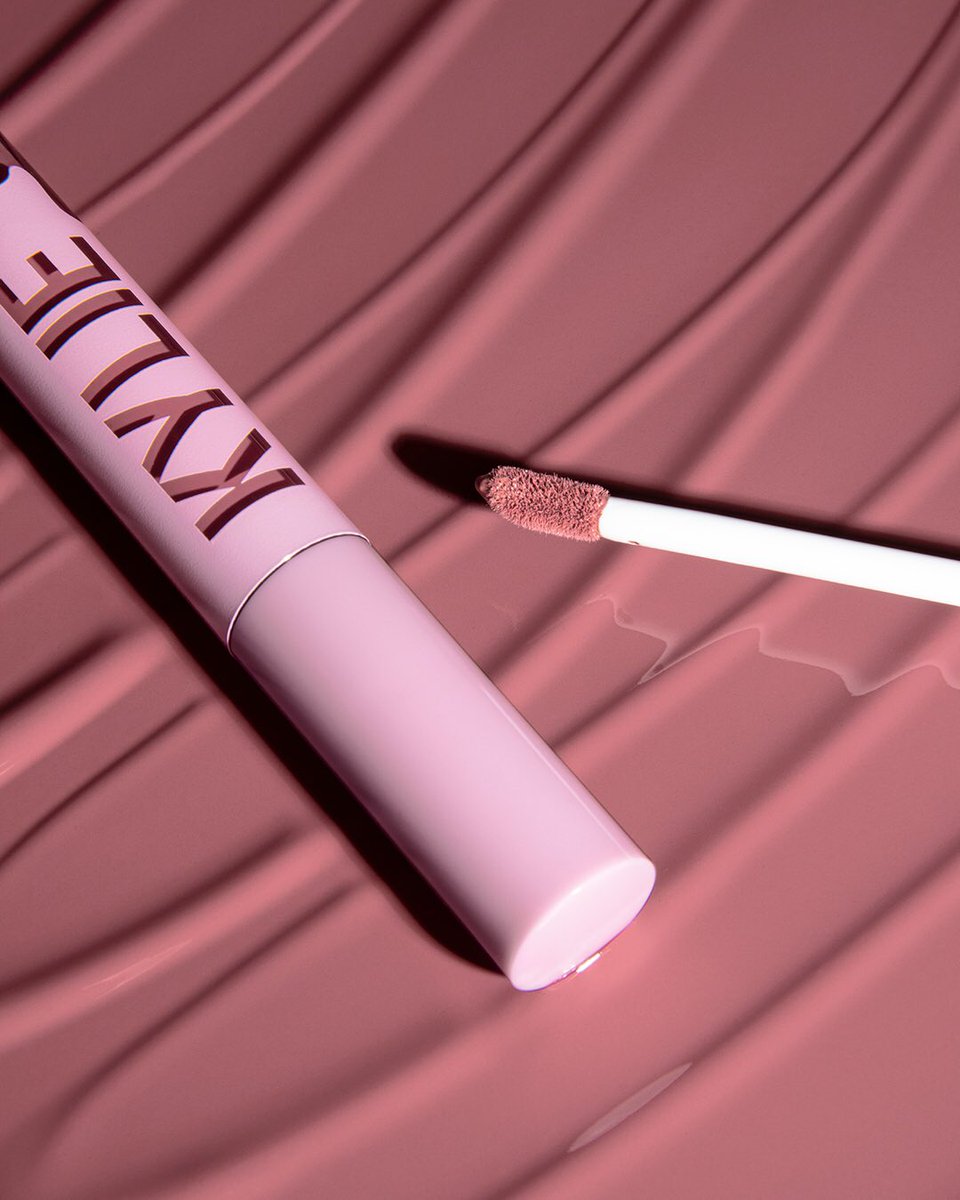 kyliecosmetics's tweet photo. leave a comment if you're a 90's bby 💞💋 https://t.co/FAJOPZjO3N https://t.co/qrLtP9N86i