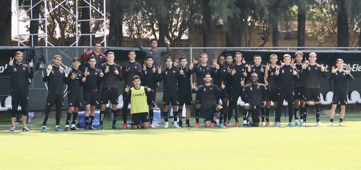 Hoy conmemoramos el #DiaMundialDeLasEnfermedadesRaras, y desde Atlas FC nos unimos al reto #ColágenoVI. Sé parte, tómate tu foto como los jugadores del primer equipo con el hashtag #ValorRojinegro y #GanarSirviendo, con el símbolo ✌🏻☝🏻. No olvides arrobarnos y a <a href="/Fundacionoelia/">Fundacion Noelia</a>.