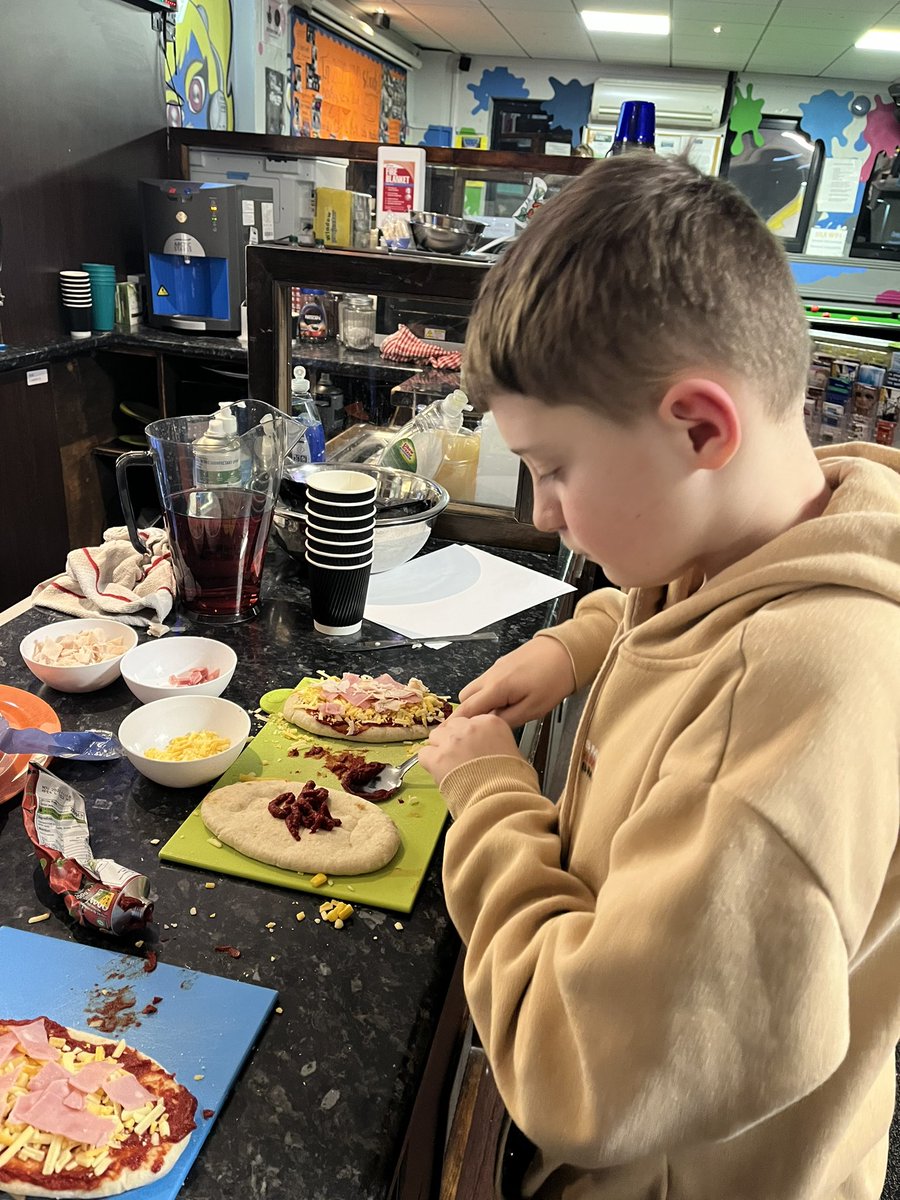 SilxTeen's tweet photo. Pitta Pizzas and Bingo tonight! Lots of tired young people tonight after first day back at school from the half term #keepingthemgoing #busy #fun #placetobe https://t.co/9t62I6adyJ