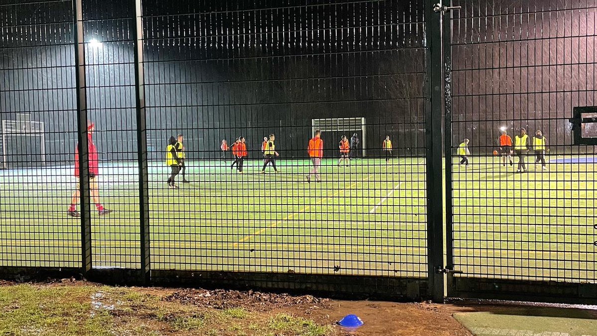 AlfordTown_FC's tweet photo. Bunch of nutters, U14 Robins training in this weather 🌧 ☔️ https://t.co/esmwIdPpnc