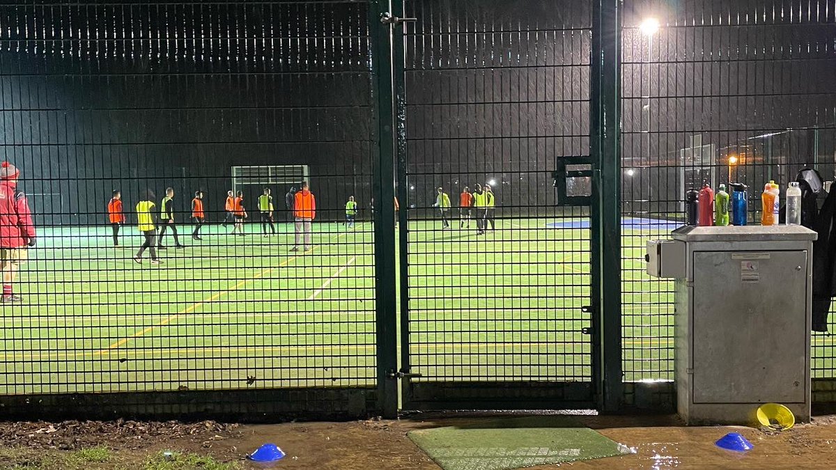 AlfordTown_FC's tweet photo. Bunch of nutters, U14 Robins training in this weather 🌧 ☔️ https://t.co/esmwIdPpnc