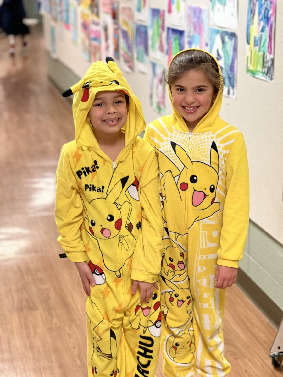 Getting in the Read Across America spirit!! @cherokeeirc <a href="/MrsVpeirce/">Victoria Peirce</a> <a href="/CherokeeD67/">Cherokee School</a>