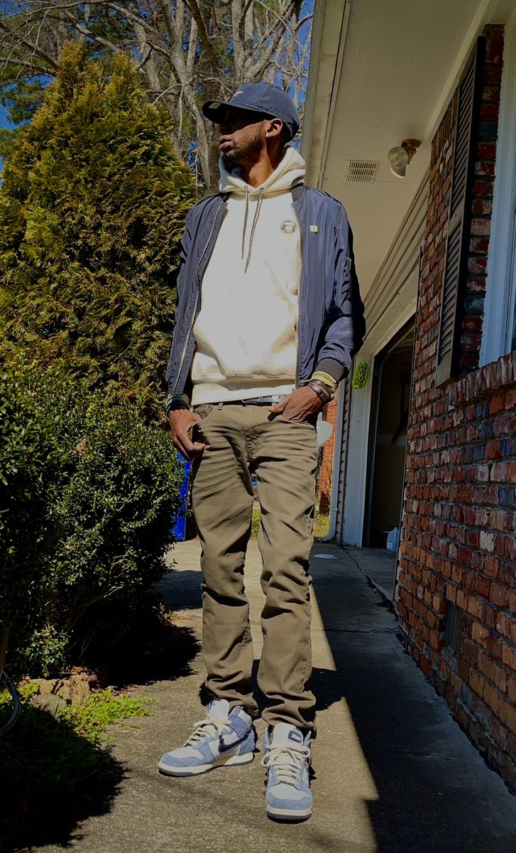 freshfrfr's tweet photo. DAY 28: FREESTYLE. I chose the @Notre DUNK HIGH cuz they represented blue collar hard workers. This challenge, despite being fun and informative, was def hard work. S/o to everyone who participated even if was a comment or a repost. This was not easy @JerLisa_Nicole’s #BHMKOTD https://t.co/kvuSC2pHSw