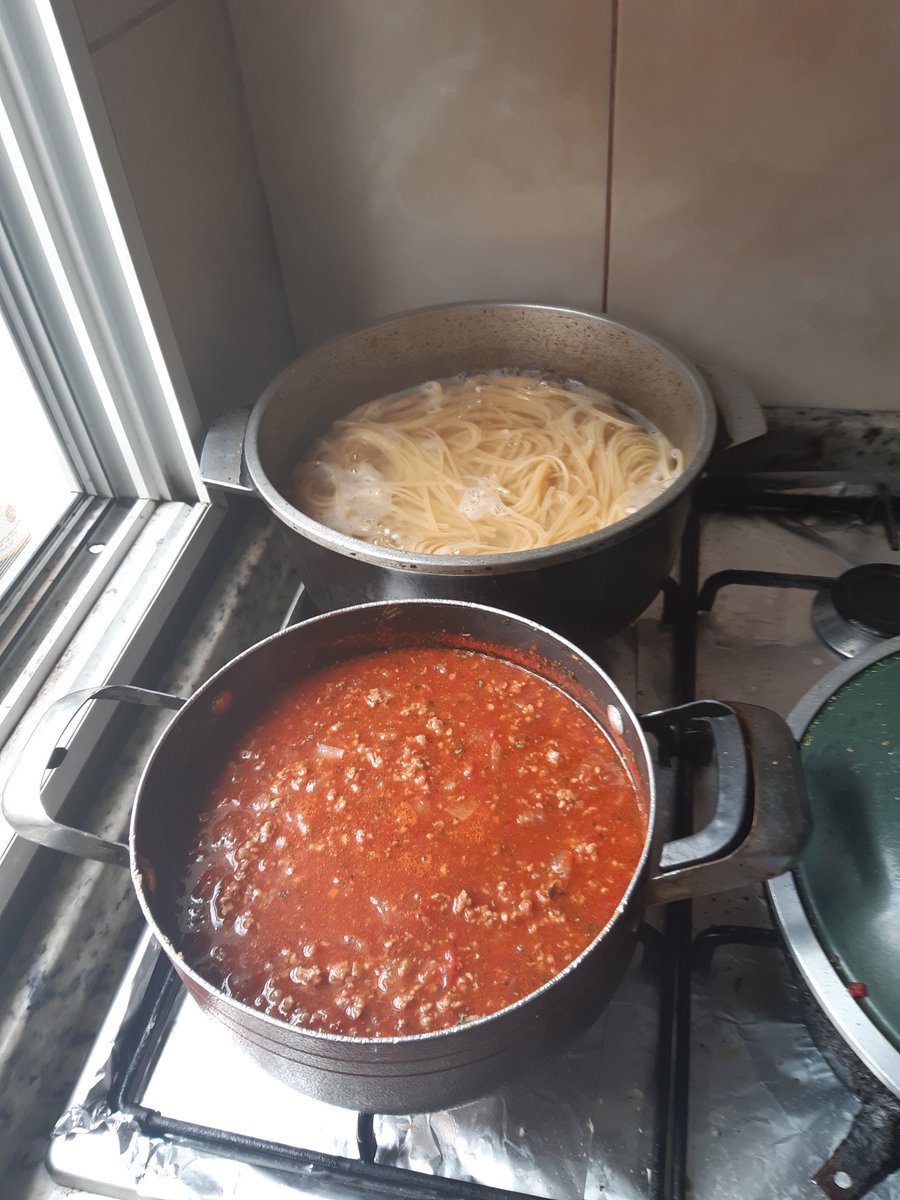 Lo feliz que me hace comer fideos con salsa soy una chica simple