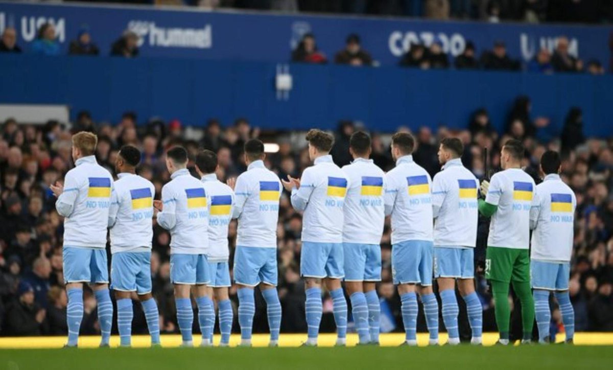 Исландия украина футбол прямой эфир. Манчестер Сити Украина. Манчестер Сити Эвертон. Манчестер Сити с флагом Украины. Манчестер Сити в поддержку Украины.