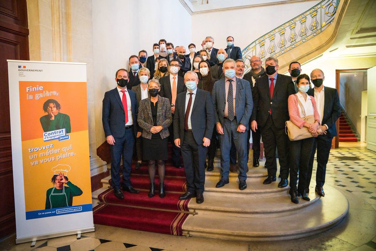 Elisabeth_Borne's tweet photo. Immersions pour découvrir des métiers, stages, alternances… Les entreprises joueront un rôle central au sein du Contrat d'Engagement Jeune lancé demain. 
  
Merci aux filières professionnelles qui renouvellent leur engagement pour la jeunesse. 
#CEJ #1jeune1solution https://t.co/NyurXmk7H8