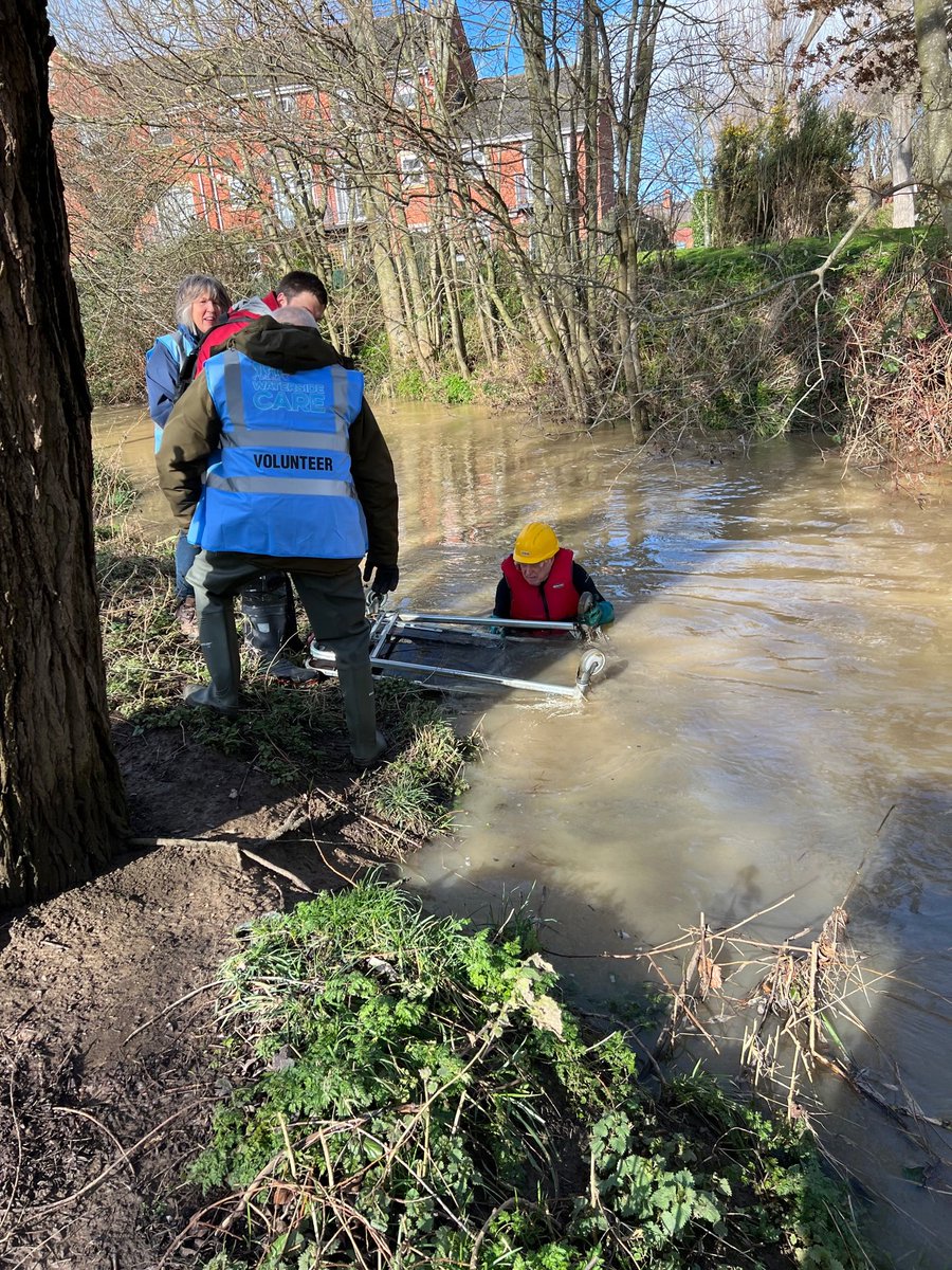 HarP_pickers's tweet photo. Despite rising water and strong flow, our volunteers (dressed in their new HarP livery) still managed to collect 2 supermarket trollies, football, clothing, paperbacks and 13 bags of litter from the river Welland #riverclean #litter #marketharborough #Environnement https://t.co/1GUsnc5DrQ
