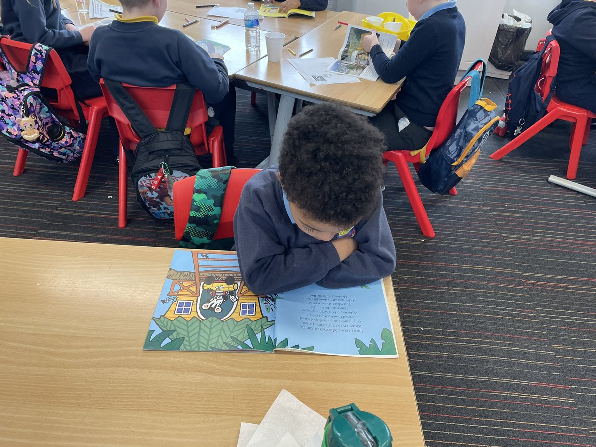 JemmaMcmillan's tweet photo. Literacy week has got off to a great start in @BalornockPS P3a. Today we have been busy designing book tokens, reading stories and writing reviews on the books we’ve read! #bookbugs @litforalllb 📚📖✏️ https://t.co/SFtpZ2Ub3Y