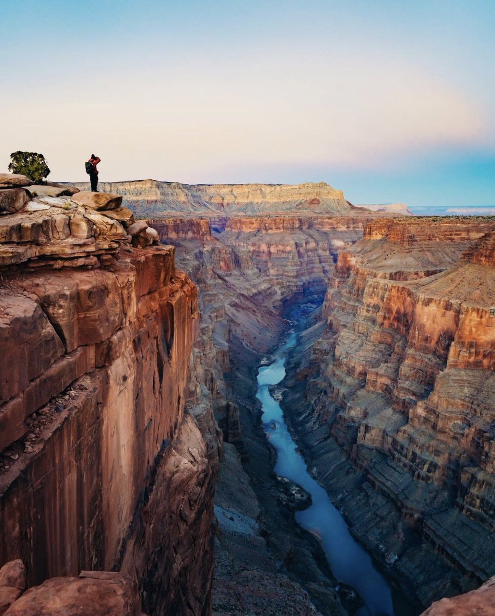 “A nearly 3,000ft drop carved out over millions of years.”🏜

📸 by @roaddogtravel 

#coalatree
#greettheoutdoors
#ecomindedgoods