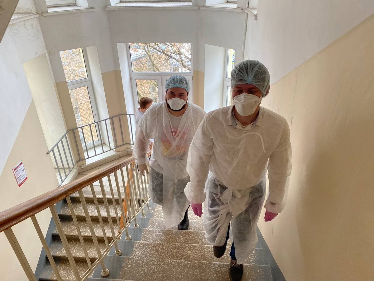 zhukovskyer's tweet photo. Волонтеры и активисты партпроекта «Здоровое будущее» продолжают помогать медицинским работникам «красной зоны» городской больницы.

«Сегодня ребята помогали выдавать бесплатные лекарственные препараты для лечения COVID-19 жителям города. Не имеет… https://t.co/J4V7bWt7ah https://t.co/i5OnbLKdst