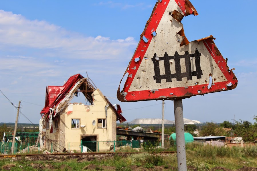 BillyBostickson's tweet photo. A Sad House #ThomasTankEngine
2014 - Somewhere in Ukraine https://t.co/q1vhQiMcjz