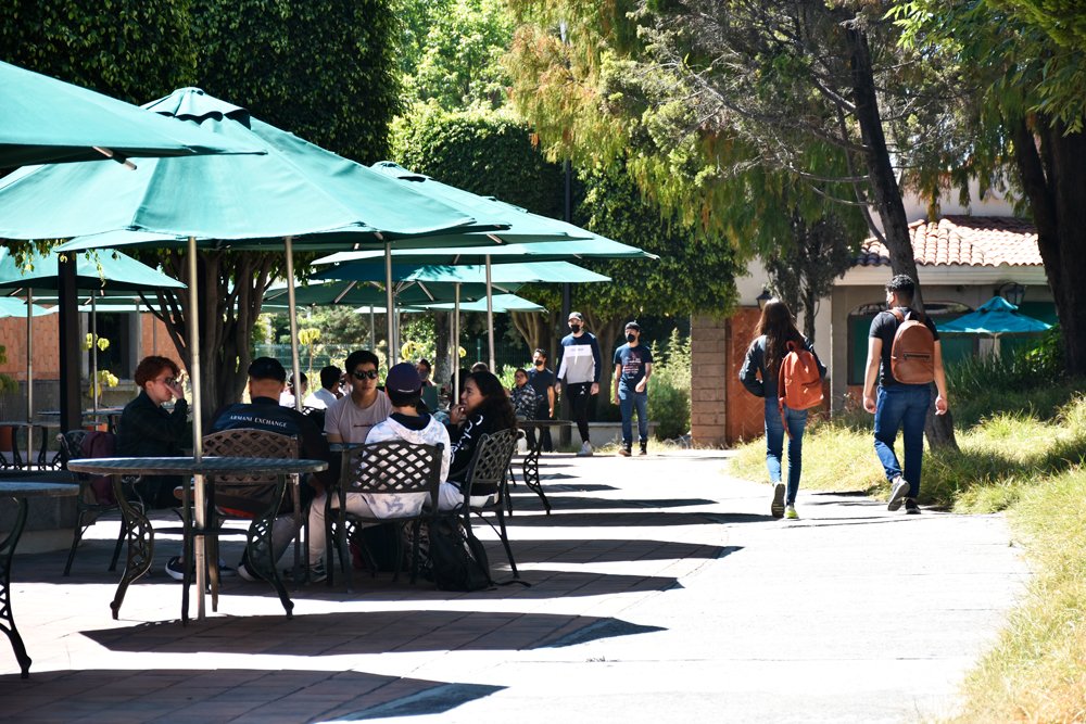 udlap's tweet photo. ¡Estamos felices de retomar actividades presenciales! 
Cuéntanos cómo ha sido tu experiencia en este regreso al campus: https://t.co/EQ0Zit1fXu