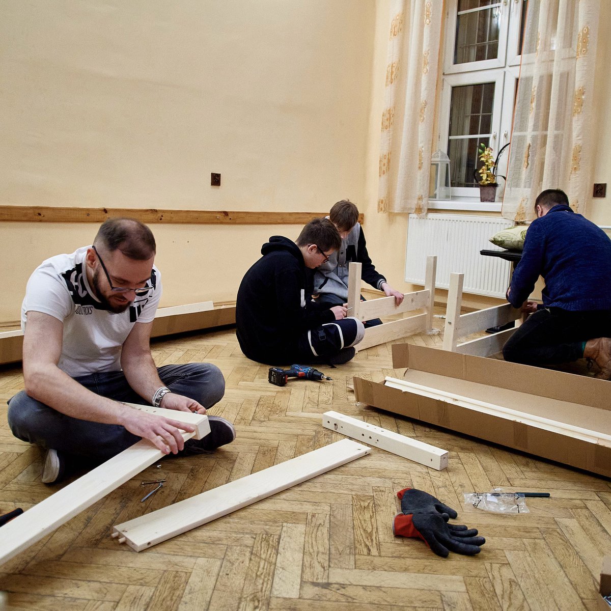 HannaZdanowska's tweet photo. Dzieci z ukraińskiego domu dziecka znalazły nowy dom w Łodzi. Młodzi przyjaciele, cieszę się, że mogliście w naszym mieście znaleźć bezpieczne schronienie 🇺🇦 #StandingWithUkraine https://t.co/itxgaRC6XX