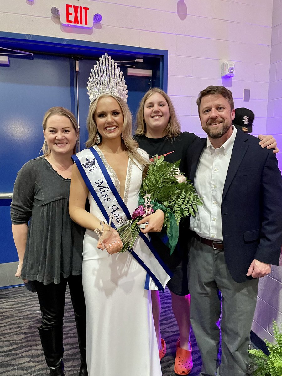 ninashealy's tweet photo. Wow. I am so thankful for the opportunity to represent my amazing school as Miss Aquila 2022!!! Thank you to my amazing parents for helping me with everything and making this all possible. Best. School. Ever.🤍🤍🤍 @AHS_Leads @MattSchilit https://t.co/fAPVxT4d9j