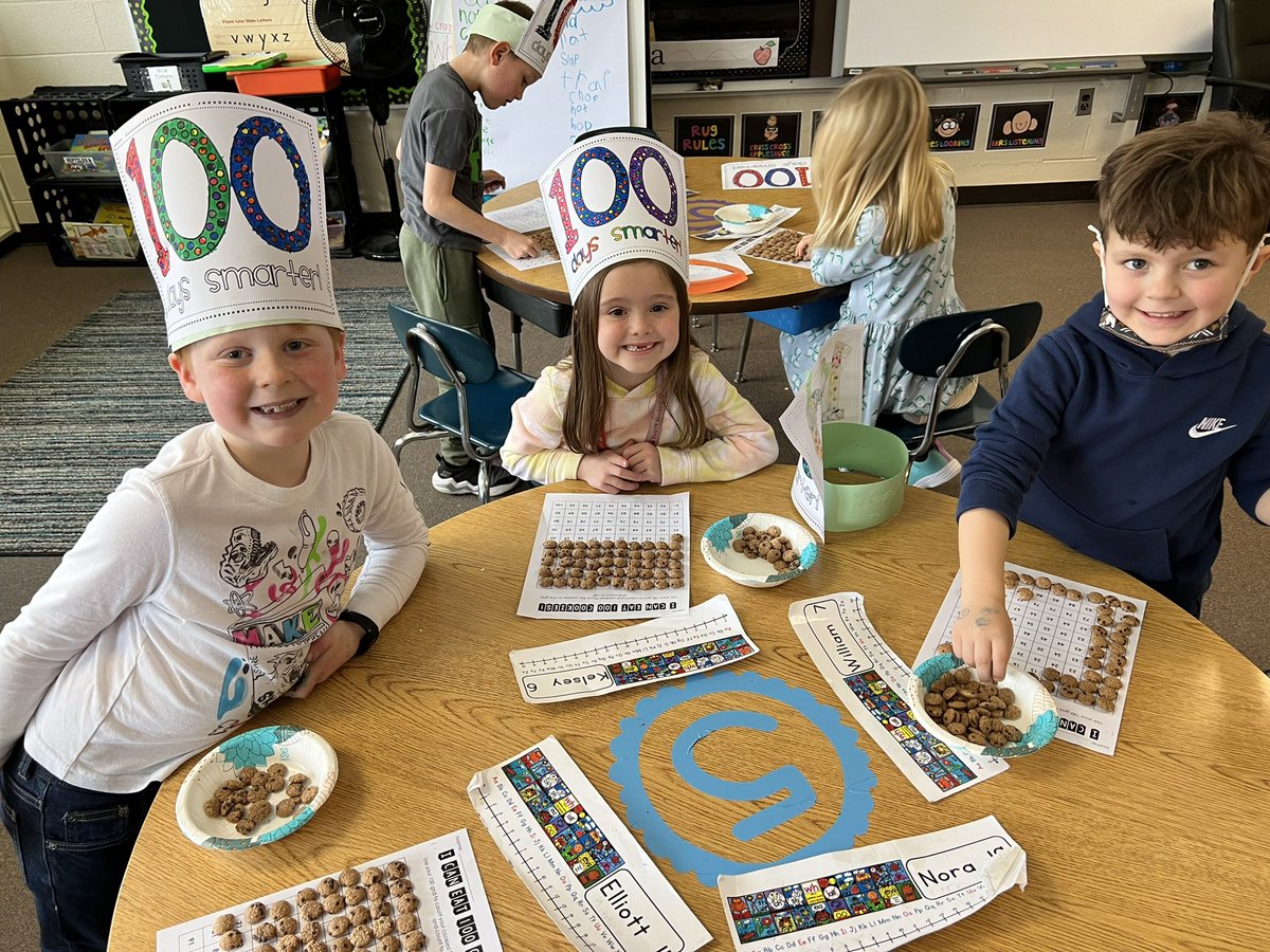 KFieldsBGCS's tweet photo. Happy 100th day! We had a super fun day - and even ate 100 cookies! 😉 @BGSchools @KaraffaAlyssa https://t.co/PCuMadHAir