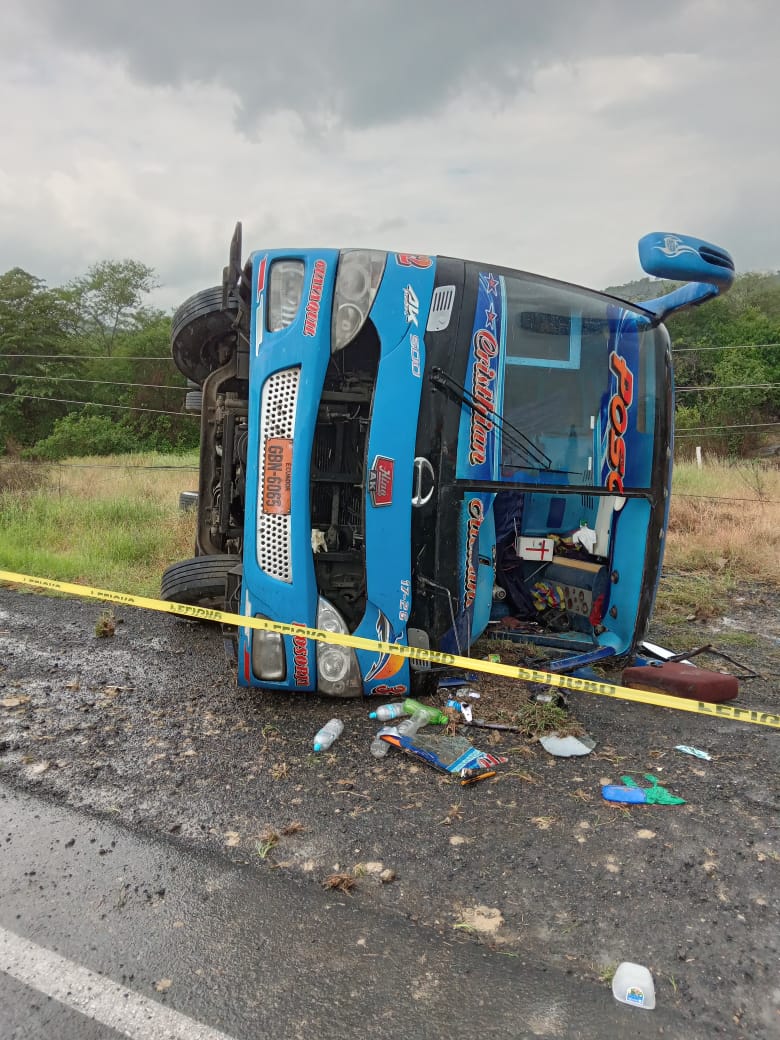 teleamazonasec's tweet photo. #AHORA | Se reporta una #accidente de tránsito en la vía a Playas, pasando San Antonio - Guayas. Un bus de la Cooperativa Posorja se volcó. Existirían varios heridos. Informa/@paultutiven https://t.co/SLNzqas0zI